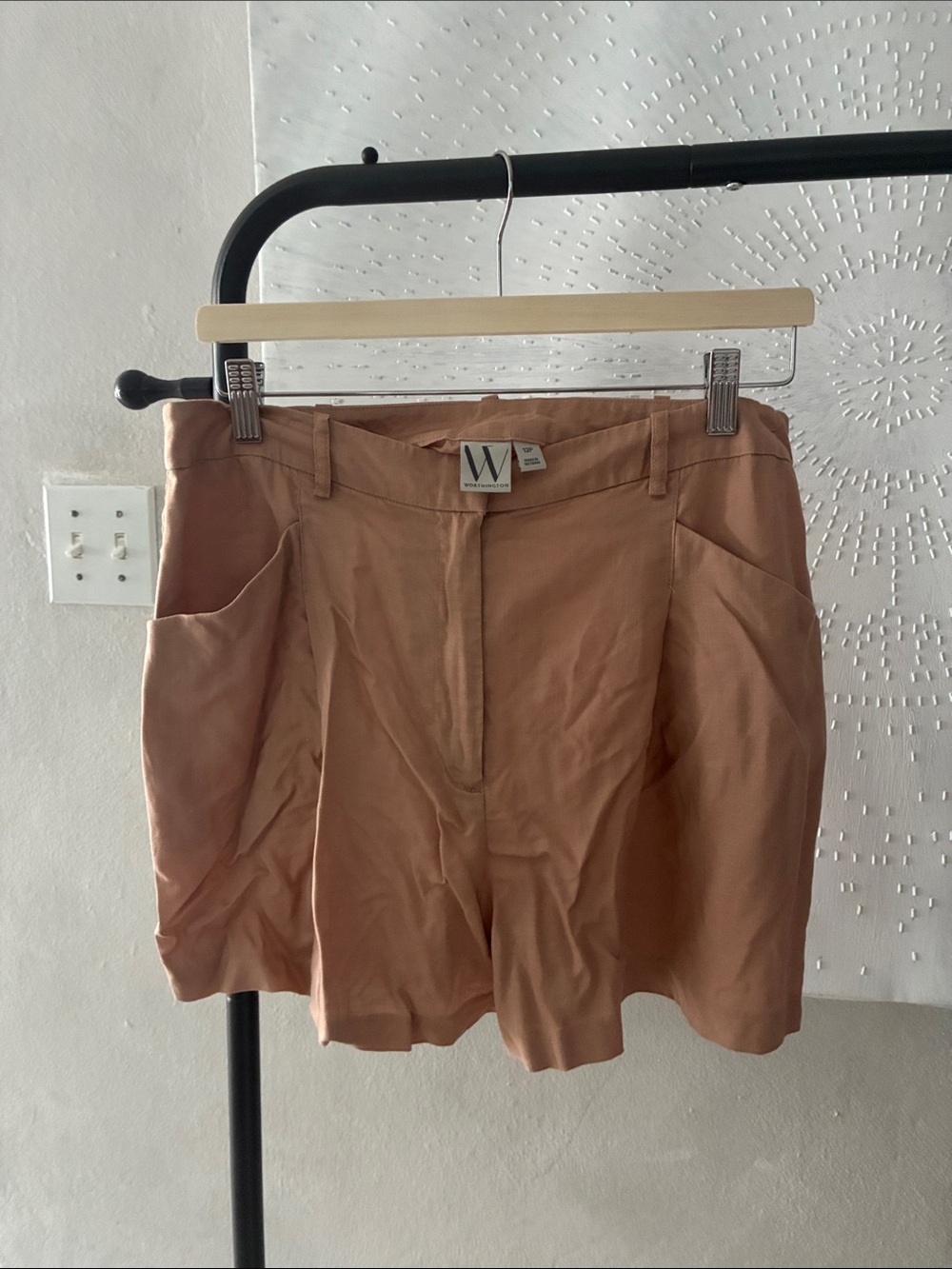 by oman High-aist Pleated Shorts in Dusty khaki